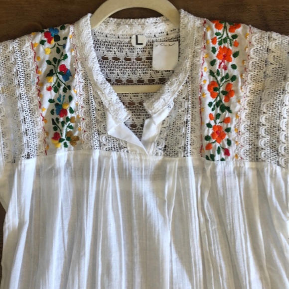 New Mexican Floral Embroidered Blouse Crochet Back - Picture 4 of 10